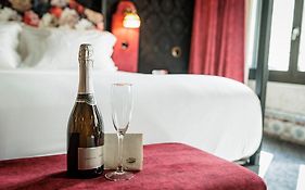 Pensão Amor Madam's Lodge