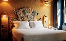 Pensão Amor Madam's Lodge